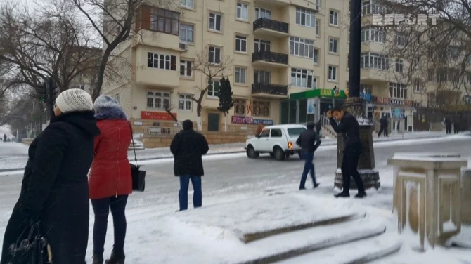 Гололедица на дорогах в Баку привела к беспределу водителей автобусов (видео)