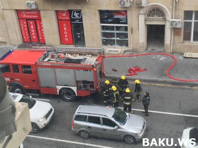 В Баку рядом со школой №23 произошел пожар - работает МЧС (видео)