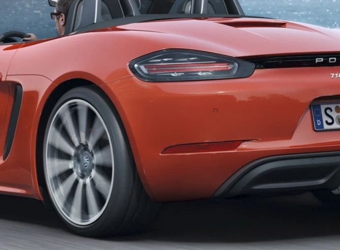 Компактный родстер от Porsche получил турбомоторы и новое имя — 718 Boxster (видео)