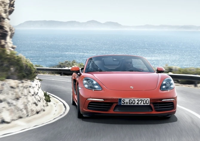 Компактный родстер от Porsche получил турбомоторы и новое имя — 718 Boxster (видео)