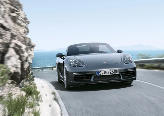 Компактный родстер от Porsche получил турбомоторы и новое имя — 718 Boxster (видео)