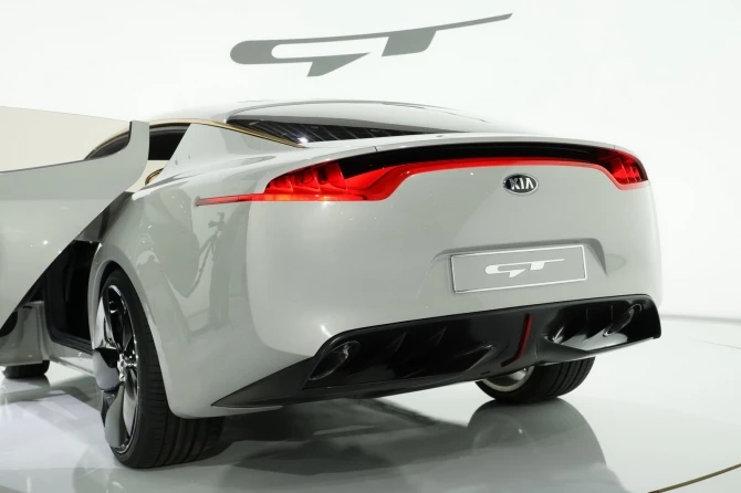 Спортивное купе Kia GT продемонстрируют в Париже осенью 2016 года