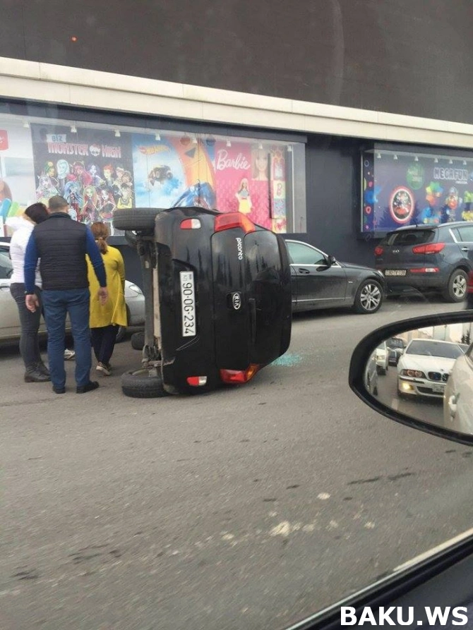 Утро на боку: В Баку женщина перевернула малолитражку