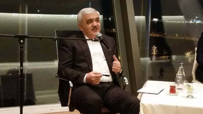 Ровнаг Абдуллаев сделал селфи со студентами
