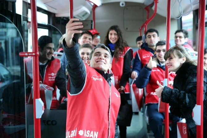 В честь праздника пассажиры Bakubus получили подарки