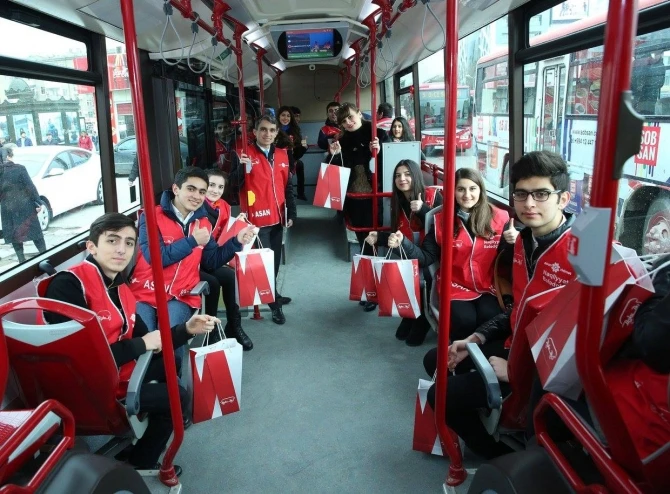 В честь праздника пассажиры Bakubus получили подарки