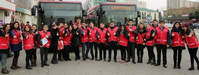 В честь праздника пассажиры Bakubus получили подарки