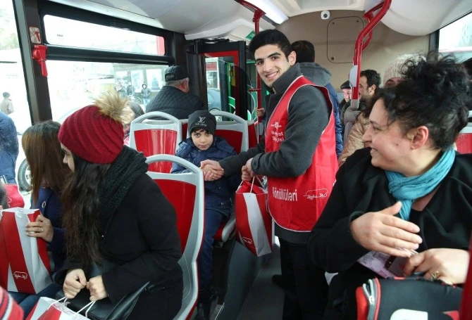 В честь праздника пассажиры Bakubus получили подарки