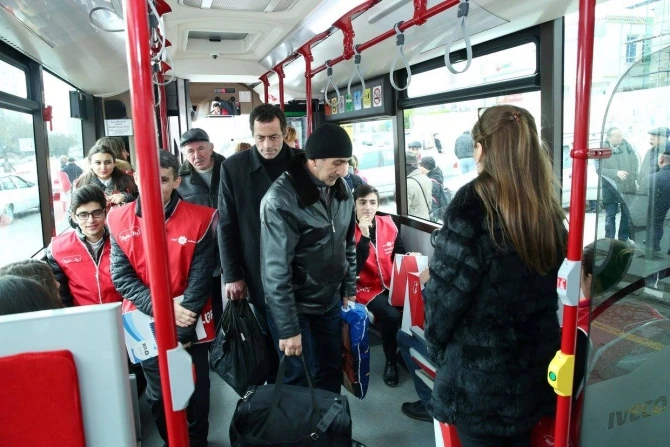 В честь праздника пассажиры Bakubus получили подарки