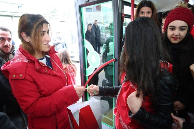 В честь праздника пассажиры Bakubus получили подарки