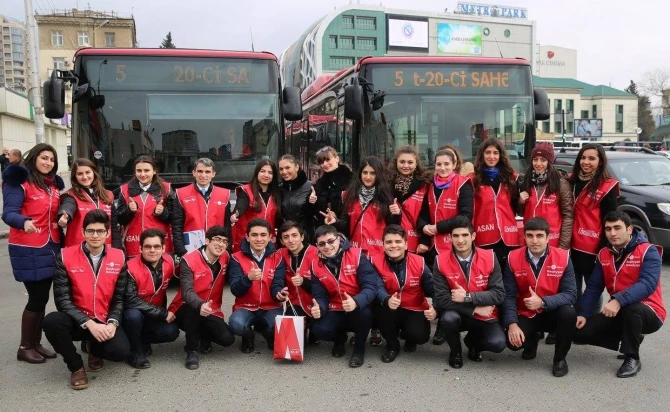 В честь праздника пассажиры Bakubus получили подарки