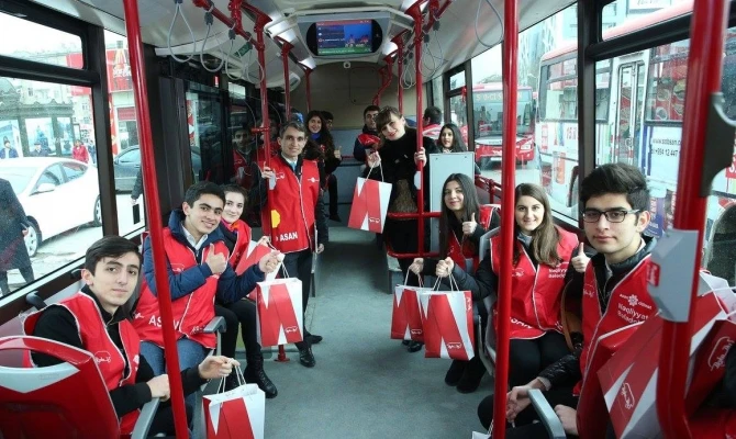 В честь праздника пассажиры Bakubus получили подарки