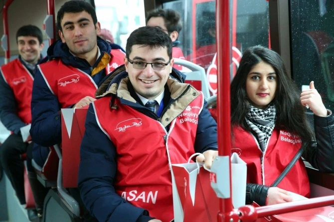 В честь праздника пассажиры Bakubus получили подарки