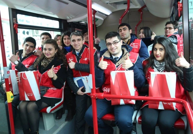 В честь праздника пассажиры Bakubus получили подарки