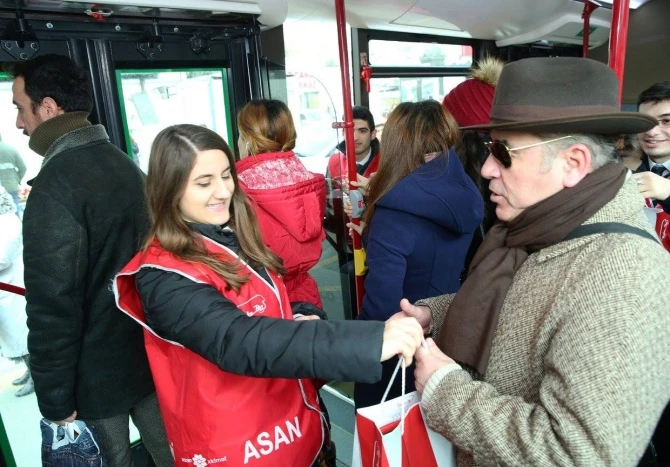 В честь праздника пассажиры Bakubus получили подарки