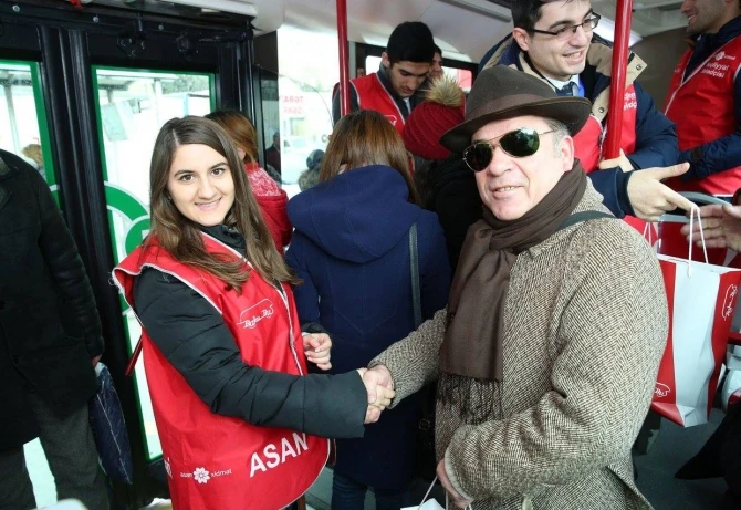 В честь праздника пассажиры Bakubus получили подарки