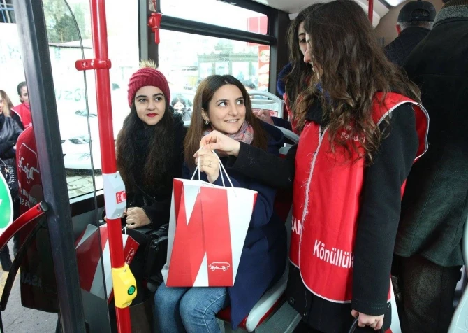 В честь праздника пассажиры Bakubus получили подарки
