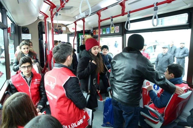 В честь праздника пассажиры Bakubus получили подарки
