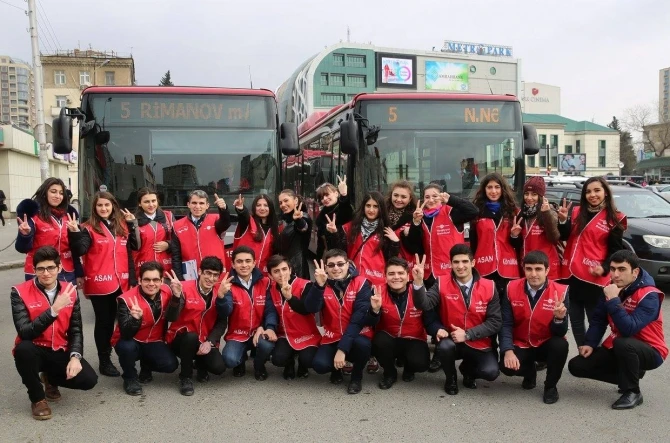В честь праздника пассажиры Bakubus получили подарки