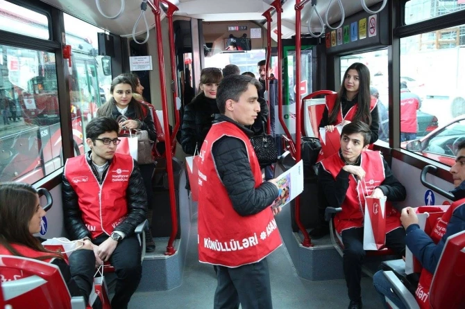В честь праздника пассажиры Bakubus получили подарки