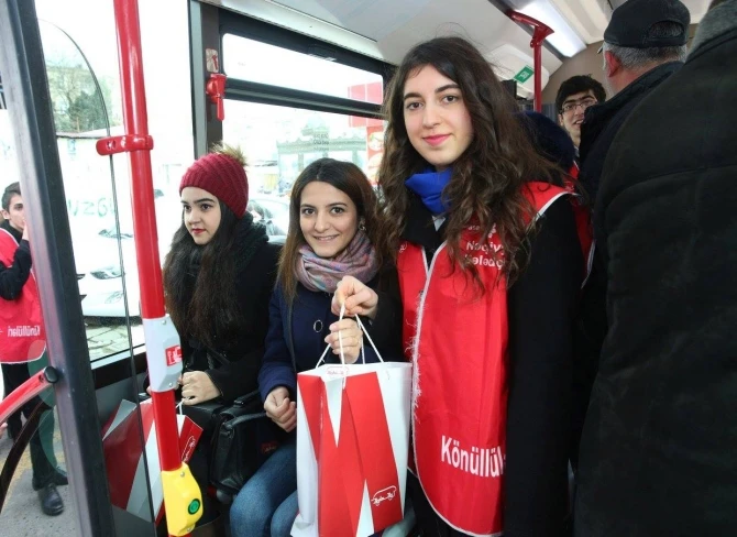 В честь праздника пассажиры Bakubus получили подарки