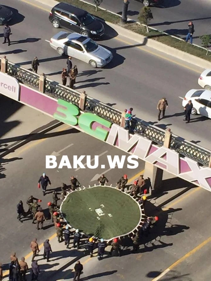 В Баку пытается броситься с моста предприниматель (видео)