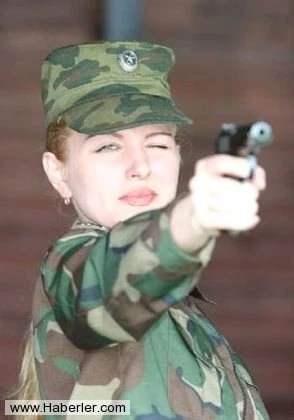 Dünyanın ən yaraşıqlı qadın əsgərləri (FOTO)