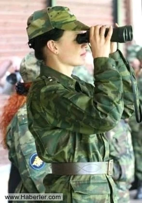 Dünyanın ən yaraşıqlı qadın əsgərləri (FOTO)