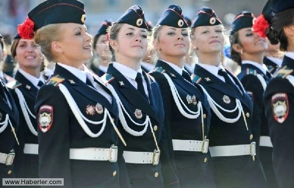 Dünyanın ən yaraşıqlı qadın əsgərləri (FOTO)