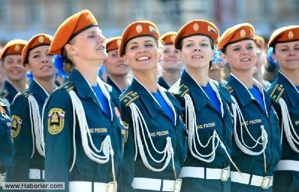 Dünyanın ən yaraşıqlı qadın əsgərləri (FOTO)