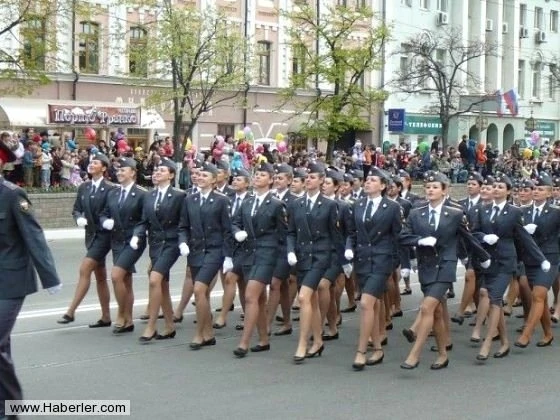 Dünyanın ən yaraşıqlı qadın əsgərləri (FOTO)
