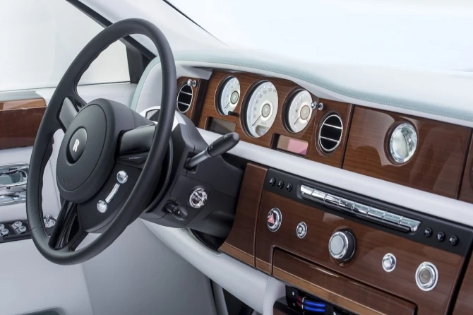 Шик на колесах. Названы шесть самых роскошных автомобилей 2015 года