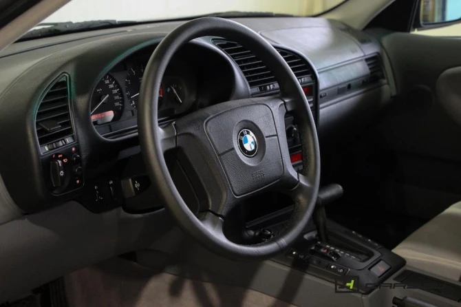 BMW 320i с самым маленьким пробегом в мире за 56 тысяч долларов (галерея)