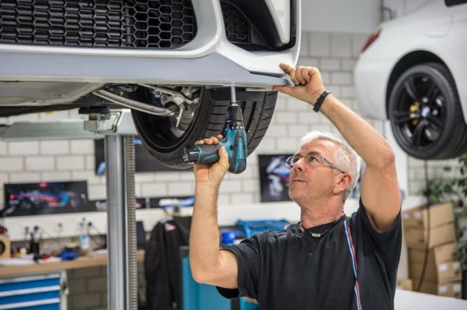 BMW презентовал гоночный автомобиль (галерея)