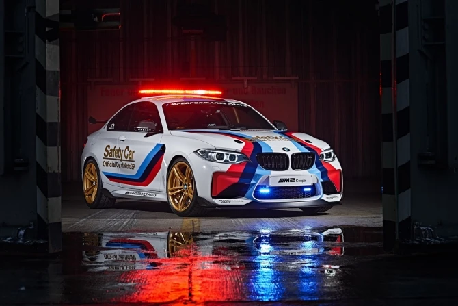 BMW презентовал гоночный автомобиль (галерея)