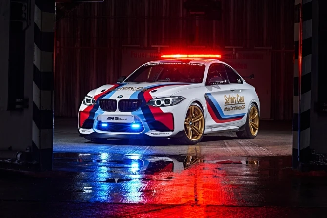BMW презентовал гоночный автомобиль (галерея)