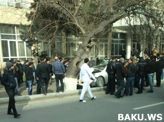 В Баку при загадочных обстоятельствах Kia врезался в дерево возле Нефтяной академии (фото)