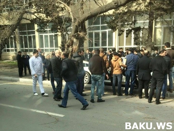 В Баку при загадочных обстоятельствах Kia врезался в дерево возле Нефтяной академии (фото)