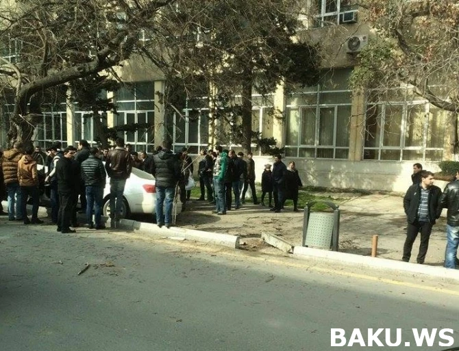 В Баку при загадочных обстоятельствах Kia врезался в дерево возле Нефтяной академии (фото)
