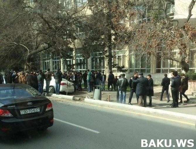 В Баку при загадочных обстоятельствах Kia врезался в дерево возле Нефтяной академии (фото)