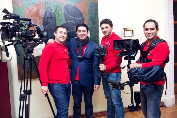 В Баку прошла выставка свадебных фотографий “LovEmin” ко Дню всех влюбленных (видео)