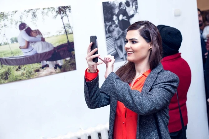 В Баку прошла выставка свадебных фотографий “LovEmin” ко Дню всех влюбленных (видео)