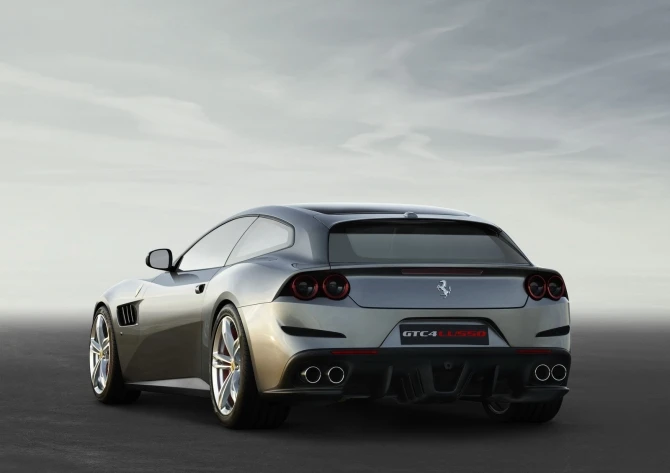 Состоялся закрытый показ нового Ferrari на берегу итальянского озера Комо (видео)