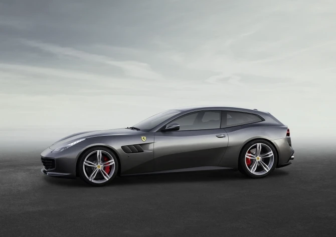 Состоялся закрытый показ нового Ferrari на берегу итальянского озера Комо (видео)