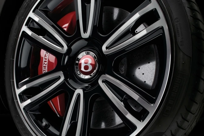 Bentley объявила о запуске заряженного Flying Spur V8 S
