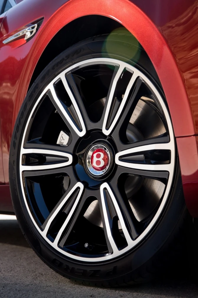Bentley объявила о запуске заряженного Flying Spur V8 S