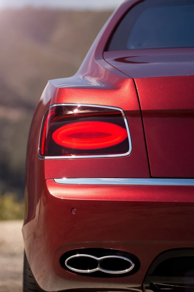 Bentley объявила о запуске заряженного Flying Spur V8 S