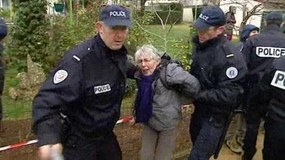 Опубликованы кадры жестокого обращения полиции с 72-летней женщиной (видео)