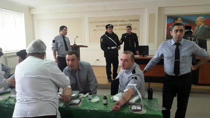 В Баку сотрудники полиции сдали кровь