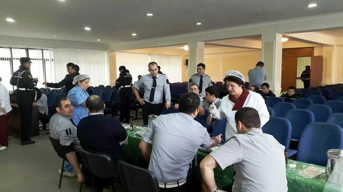 В Баку сотрудники полиции сдали кровь